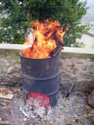 Preparazione della brace per arrostire castagne e salsicce